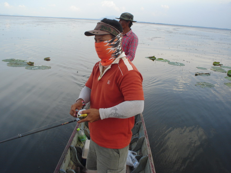 เริ่ม เอาจริงแล้วครับ  ลงเรือมา เกือบ สองชั่วโมงแล้ว ยังไม่ได้ปลาเลยเนี่ย 
************************