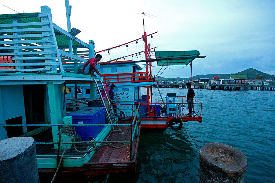 
สองไต๋ เค้าคุย อะไรกันก็ไม่รู้

แต่ที่ท้ายเรือ ตาอ๋อง กำลังคอยจัดของ ลงถังแช่

 :grin: