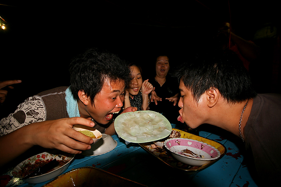 
ป้าจุ๊  มาไกล  รีเควสเลย  ว่าต้องชิม ให้ได้

"ขอ ช้าน  ขอช้าน ก่อน นะ "  :laughing:

เนื้อใส