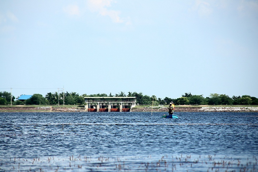 น้าหม่ำยังคงยึดหัวหาดอยู่หน้าประตูน้ำ
ไม่นานก็รีบแจ้นกลับเข้ามา บอกว่าโดนลมเต็มๆเลย
 :laughing: :l