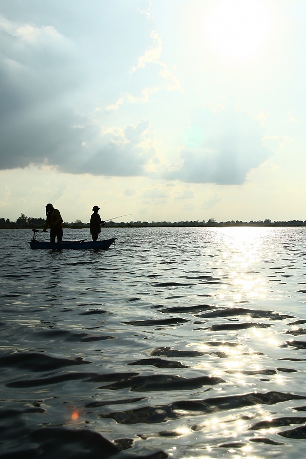 น้าหม่ำคงกำลังมองหาฝูงนกซึ่งไล่แย่งลูกปลาจากฝูงกระสูบอยู่ห่างๆ
 :cool: