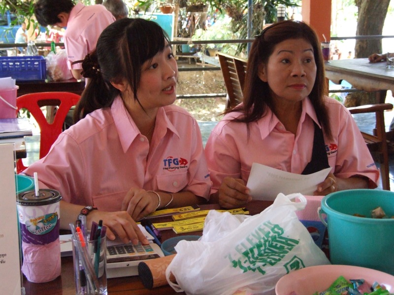 หวัดดี อีกหลายๆท่าน คับ 
 สองสาว(โสดหรือเปล่า)นั่งรอนักตกปลามาลงทะเบียบ