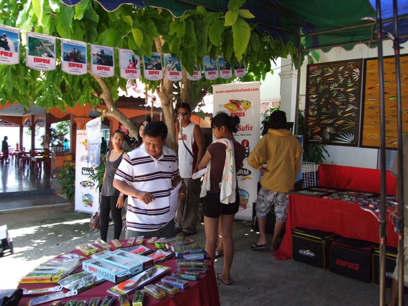 วันนี้ทางสถานที่ มีการแข่งขันเรือเร็ว คนมาชมงานมาก