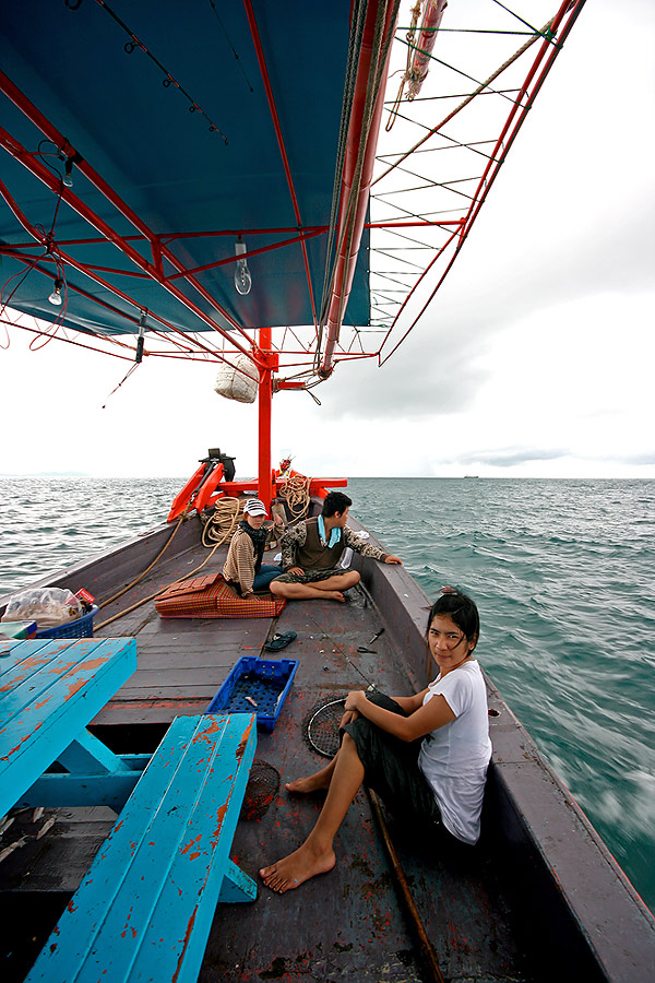 
ขณะ เรือวิ่งเข้าหมาย

เอ๊ะ  ใครน่ะ ห