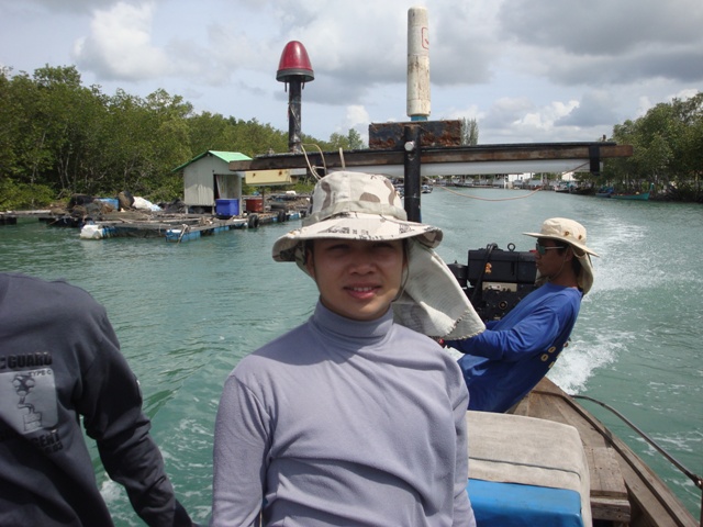 คุณป๊อปบอกทำหน้าหล่อๆหน่อยจะ ชักภาพให้

 :cool: :cool: :cool: :cool: