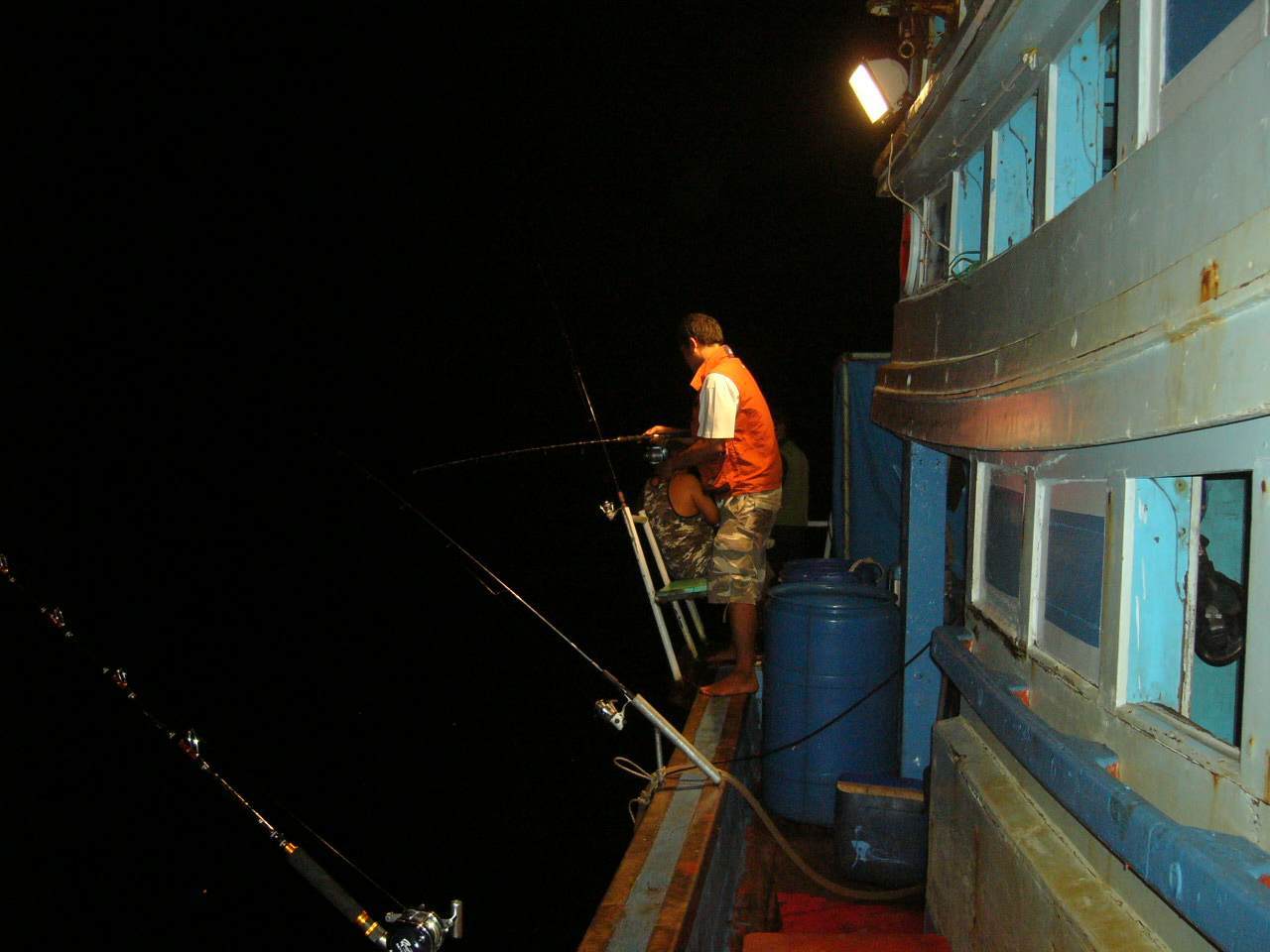 ด้านท้ายเรือ   

น้าอาร์ต เรากำลังเห