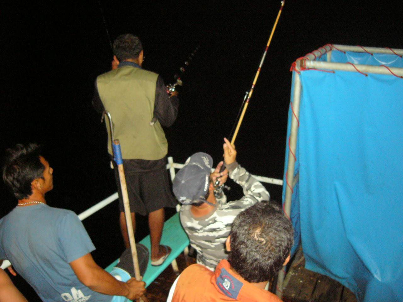 เสียงดังมาจากด้นท้ายเรือครับ   :grin:

เ