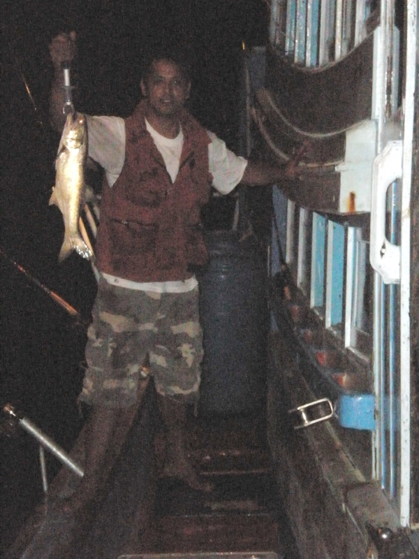 ท้ายเรือมีกุเลาตัวพี่ตามน้องมาอีกตัว ตัวแม่ยังไม่มา...ลุ้นๆๆๆต่อ  :cool: :cheer: