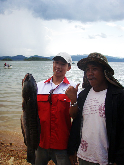 ขอถ่ายรูปตอนกลับขึ้นฝั่ง กับไต๋เรือ เบอร์ 24 ขยันมากๆจริงๆๆครับ แนะนำครับ :smile: :smile: