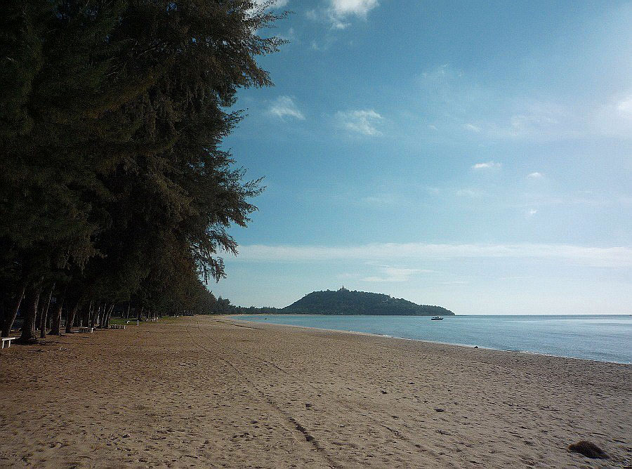 และมาสิ้นสุดที่นี่   "หาดบ้านกรูด"  ก็เวลา 8.00 น.
 ที่ๆเราเลือกที่จะหามุมสงบ พักกัน นี่
"หาดบ้