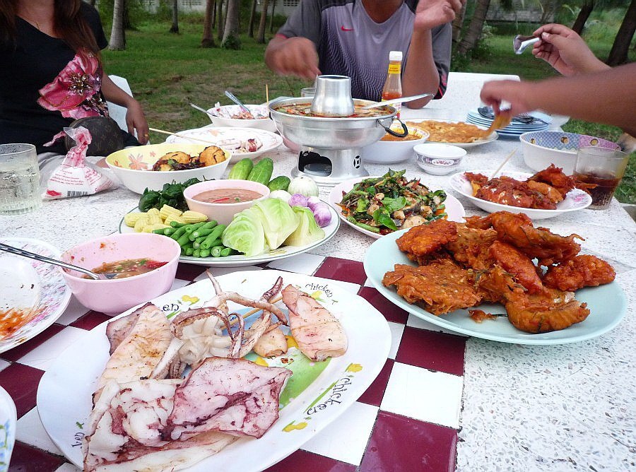 พอมื้อเย็นเริ่มเอาของฝากจากทะเลเม