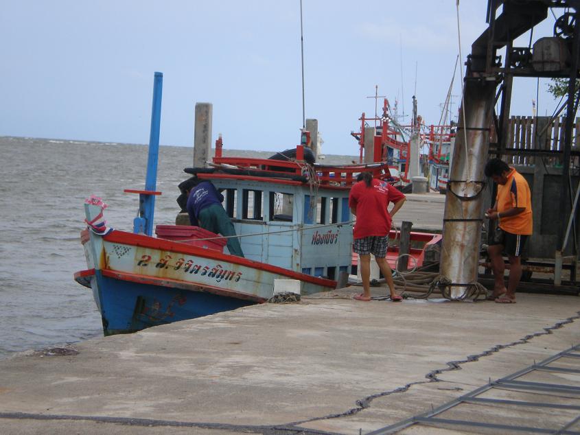 เย้ เรือมารับแล้ว ชื่อเรือฟองเบียร์นะครับ (แค่ชื่อ นึกก็เมาแล้ว :frown:)