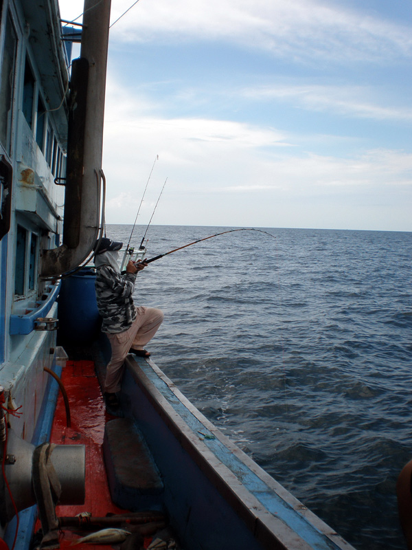 ข้างเรือก็โดนบ้างแล้วครับ  :cheer: