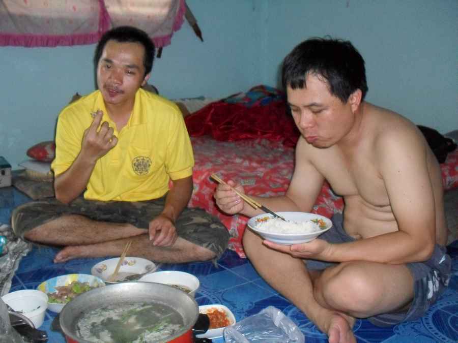พอดีน้า ชาติ อะปิ๋วทีมก็ ว่างเลยชวนมากินด้วยกันครับ อะปิ๋วทีม สองคนเลยงานนี้ อร่อยอย่าบอกใครเลยครับ 
