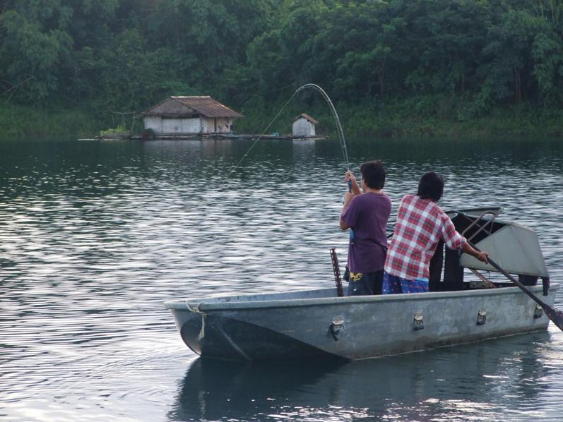 น้ามาดพายเรือออกไปให้ครับ