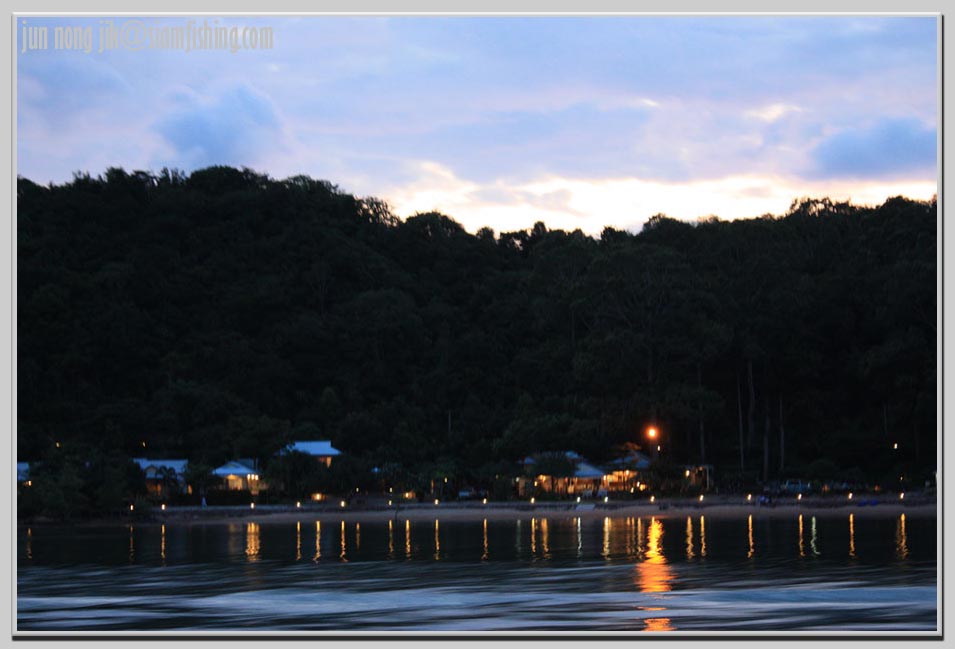 ผ่านมาเจอเห็นมีแสงสีก็ลองกดดูอืมมม.... :grin:
 :cheer: :cheer: :cheer: :cheer: :cheer: :cheer: :che