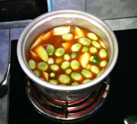 ผสมเครื่องแกง  กะน้ำ  คนให้เข้ากัน   ต