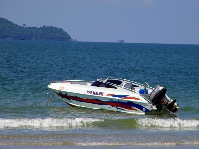  [b]เรือลากบานานาโบ๊ท...ถูกจอดรออยู่ริมฝั่ง...เตรียมความพร้อมเพื่อรอลูกค้าที่แสวงหาความมันส์...และหว