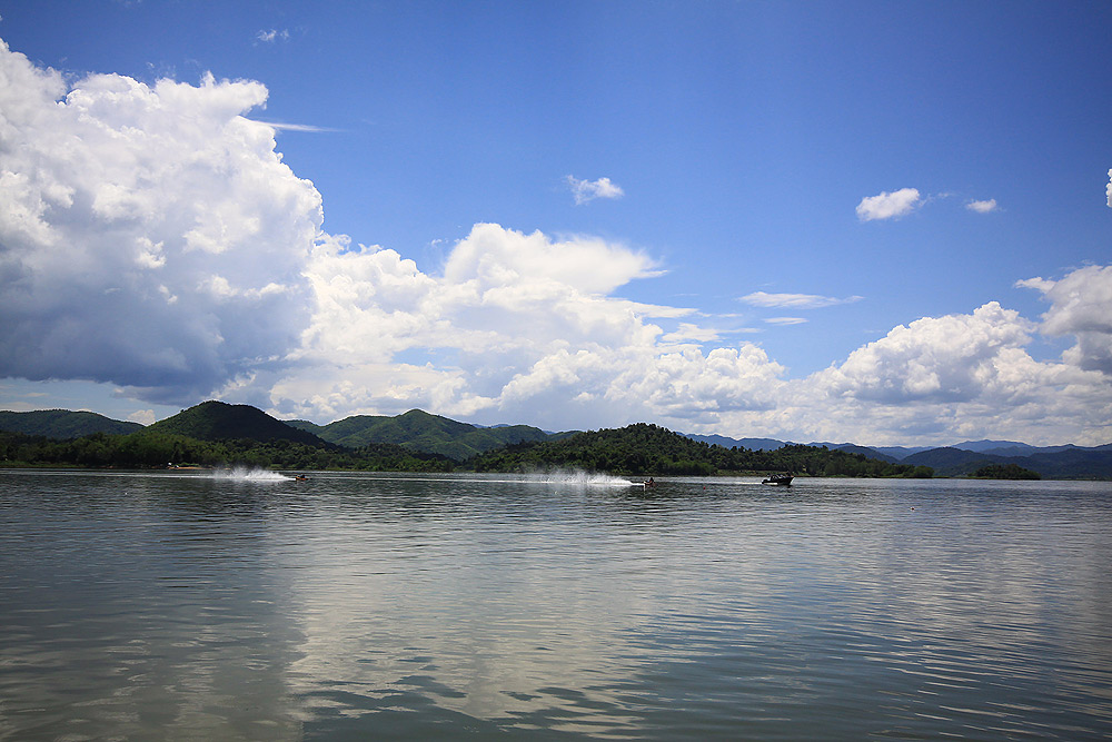 ก่อนออกเรือต้องรออีกนิดครับเพราะเขากำลังมีแข่งขันเรือเร็วกันอยู่ครับ
 :cheer: :cheer: :cheer: