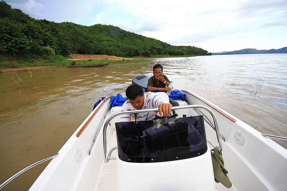 หลังจากนั้นเราก็วิ่งเรือมุ่งหน้าสู่  บ้านลุงแกะ  เพื่อเข้าพักที่นั่นครับเพราะทาง พี่ต้อมไก่บิน น้าหม