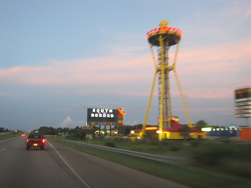 South of the Border ครับ...อยู่ระหว่าง North Carolina กับ South 