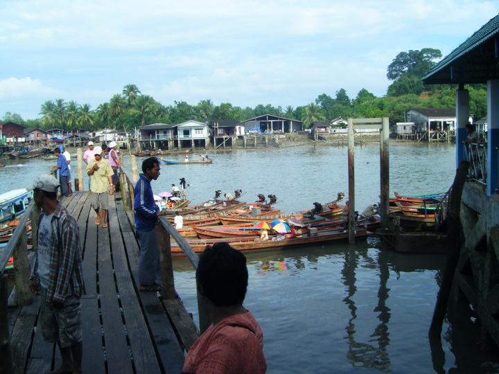 มาถึงท่าเรือ หนุ่มพม่าตื่นเช้าเดินกัให้ควั่ก :grin: :grin: :grin:
สวัสดีครับน้าๆๆๆ ตามมาเลยครับพี่ต