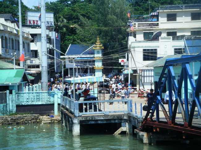 เดินไปในตลาดมีแต่เด็กพม่า เดินตาม-- ไวกร้าๆๆ-- ความรู้สึกท่านจะเหมือนเดินตะวันนา กร๊ากกก :laughing: 
