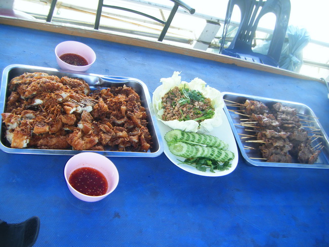 มื้อแรกบนเรือมาแล้วครับ พ่อครัวทำลาบมาให้ทาน สุโค่ยย :umh: :umh: :umh: :umh: :umh: