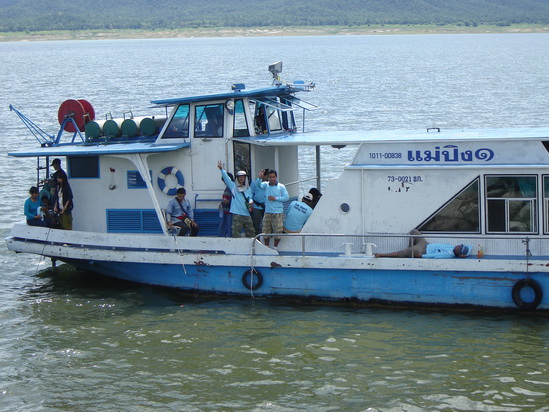 เลยกลับมารอพวกด้านขวาที่เรือครับ......ร้อนมากกกก...แดดตอนเที่ยงนี่...