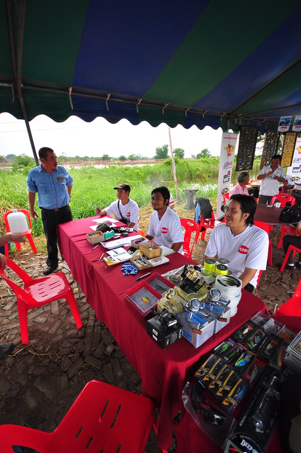 ทีมงานผู้จัดพร้อมรับการลงทะเบียนแ