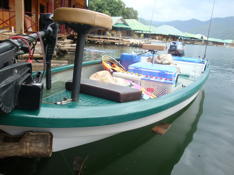 มัดเรือให้เรียบร้อย แพที่พัก ก็ โอเค ครับ สะอาด และดีมาก เมื่อเทียบกับราคา ค้างคืน คนละร้อย 

