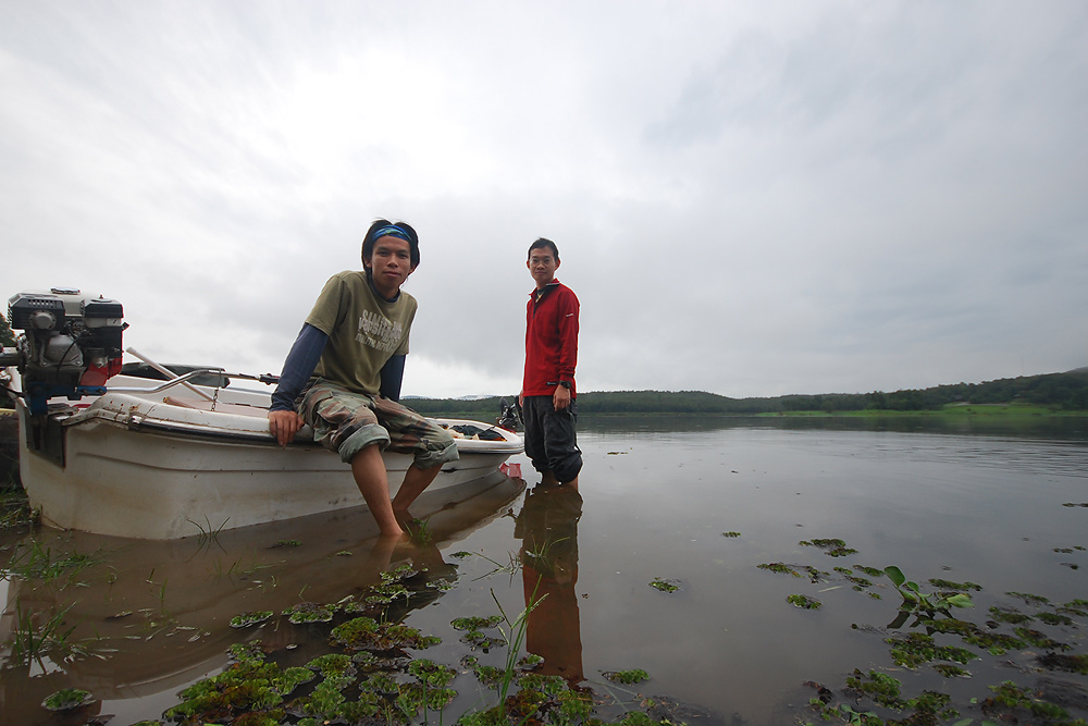 วันนี้ผมยกเรือให้พี่หนุ่ยกับคอป 

ส่วนผมอยู่กับพ่อโอ๋ 

ดูอากาศวันนี้ ฝนเพิ่งหยุดตก ฟ้าครื้มๆอยู