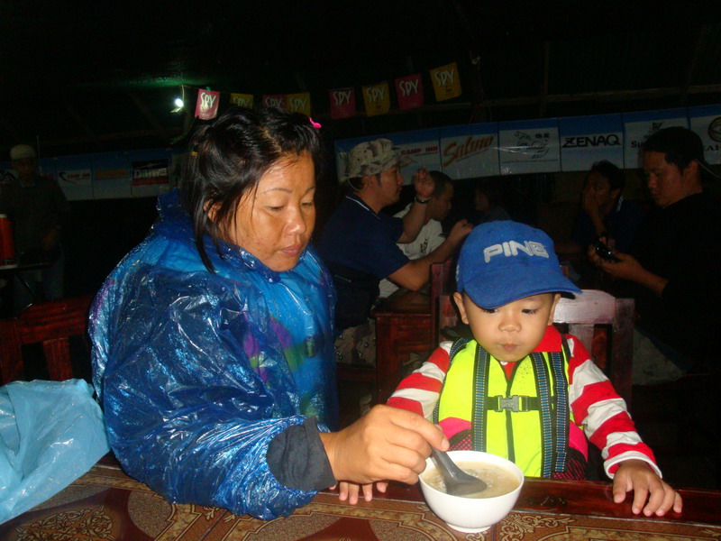 ฝ่าสายฝนมากินข้าวต้ม  ก่อนออกเรือ