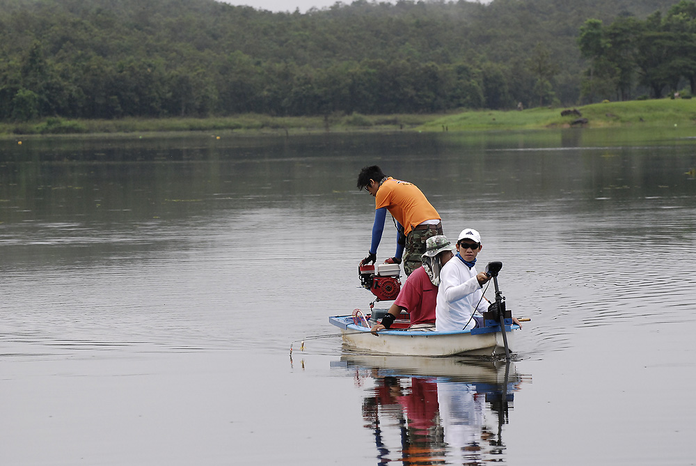 เครื่องเรือมีปัญหานิดหน่อยเลยขับไกด์เข้าฝั่งก่อนครับ  :grin: :grin: