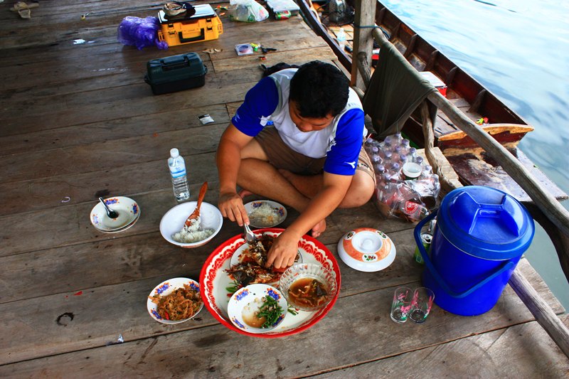 ส่วนน้าถ้ำ ไม่พูดพล่ำ ทำเพลงอะไร กับใครครับ ซัดอย่างเดียว :umh:
เรื่องอาหาร ก็ง่ายๆ ครับ แต่อร่อยที