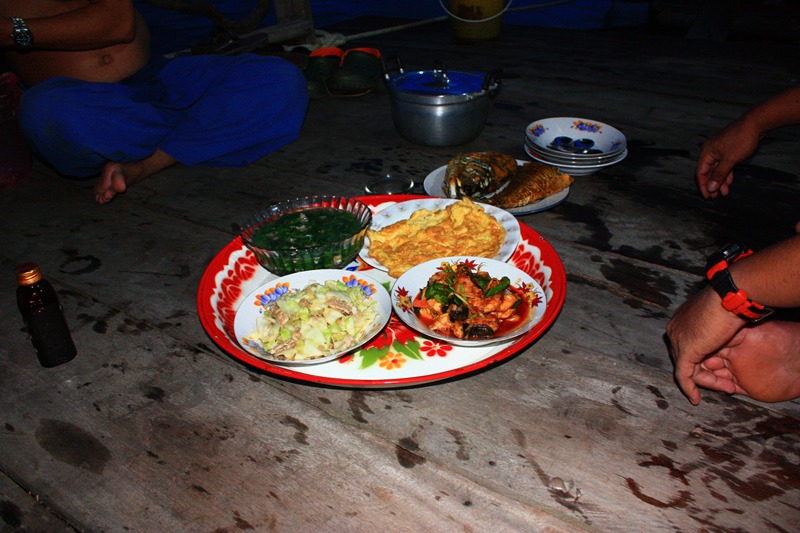 พอถึงแพเก็บของเสร็จ ก็มานั่ง ล้อมวง กินข้าวมื้อค่ำ ใต้แสงไฟ อันสะรั้วๆ ครับ :cheer: