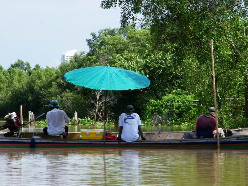  [b]เรา 3 คน...กับ...เรือ 2 ลำ...เรียงรายอยู่ด้วยกัน...แย้วจาได้ตัวกันมั๊ยเนี่ย...[/b] :laughing: :l