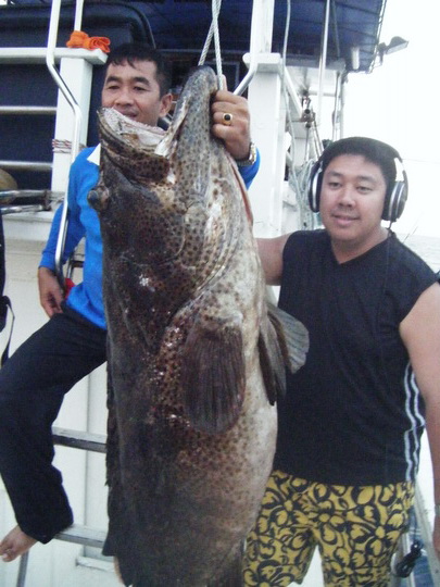 น้าสิทธิ เจ้าของเมนูต่างๆบนเรือ อร่อยมากๆครับ