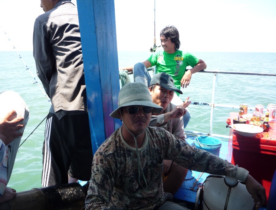 นั่งหลบ แดดรอปลากินหลังเรือ ได้สักพักหน้าเรือบอกปลาฉวย อีกแระๆทำไมๆของเราไม่ฉวย :angry: :angry: :ang
