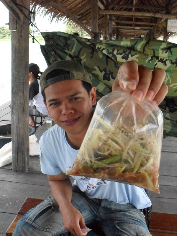 ส้มตำปูปลาร้าของมั๊กน้าเอ็กซ์เลยเนี่ย 


 :umh: :umh: :umh:


พอดีเนตตัดบ่อยครับ สงสัยไปไม่รอด