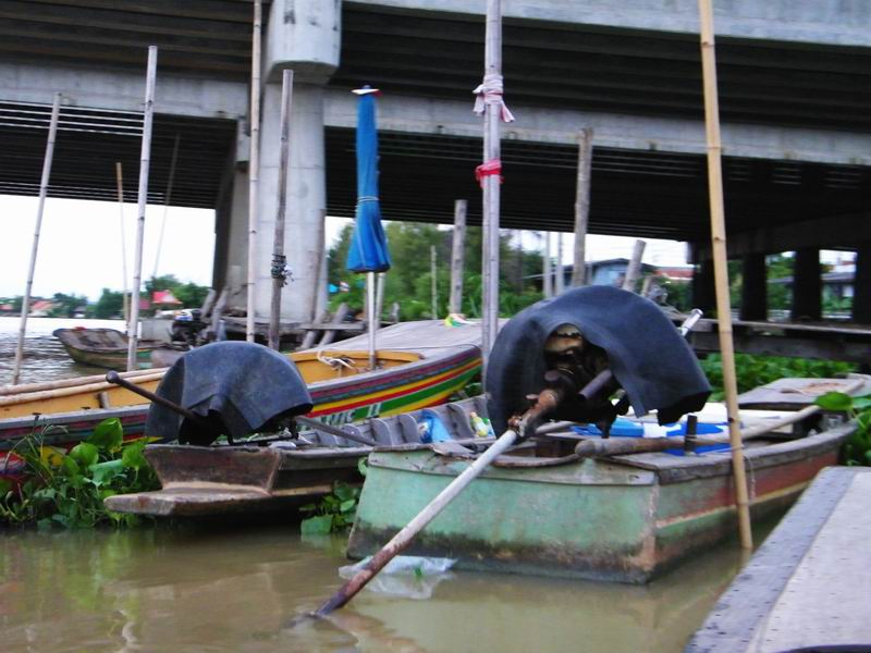  [b]ถึงซ๊ากกะที...ตอนมามีเรือ 2 ลำ...ขากลับ...น้าๆ เค้าก้อกลับมากันแทบหมดแย้วเหมือนกัน...[/b] :grin: