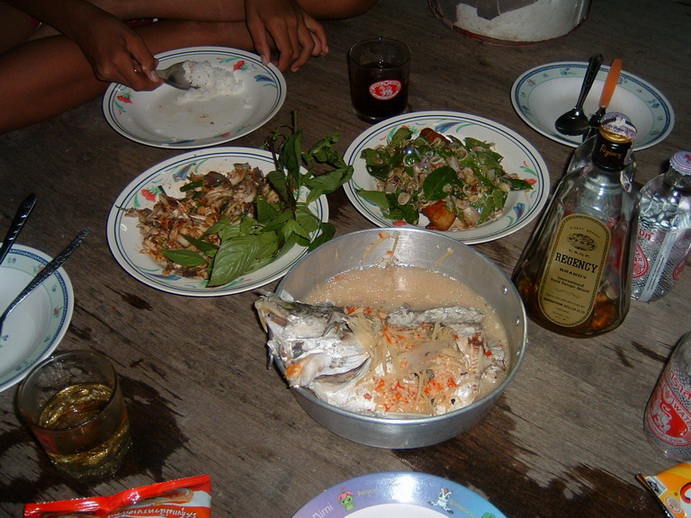 ลากันด้วยภาพกระพงหลงเตาแล้วกันครับ (อย่างที่บอกปลาบ่อนี้มีพิษ กินแล้ว มาววว)  :laughing:

--------