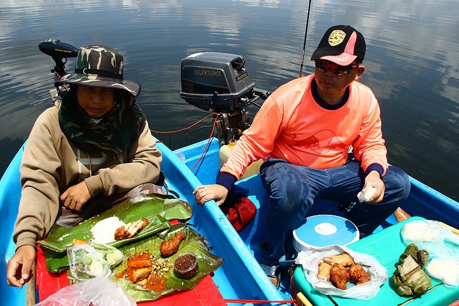 แวะกินบุปเฟ่ต์ก่อน
 :umh: