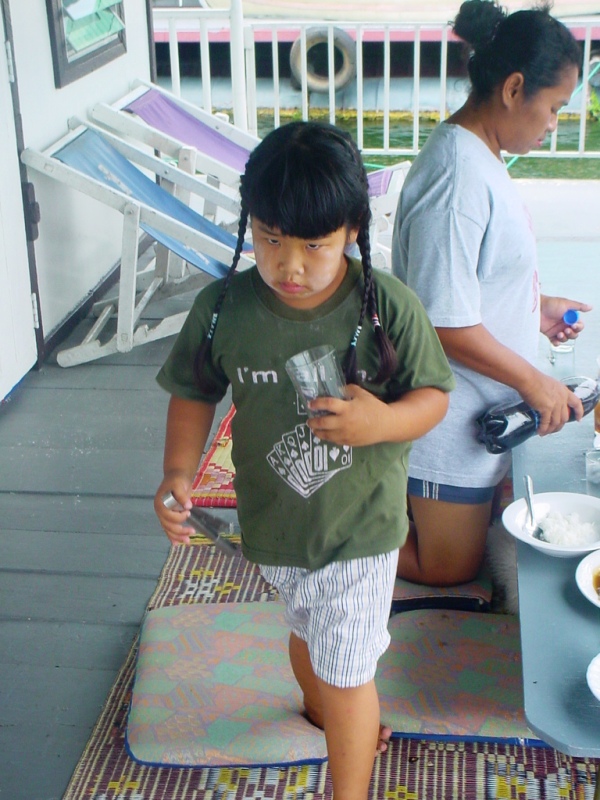 น้องหงษ์หยก ฝ่ายบริการน้ำดื่ม  อิ อิ