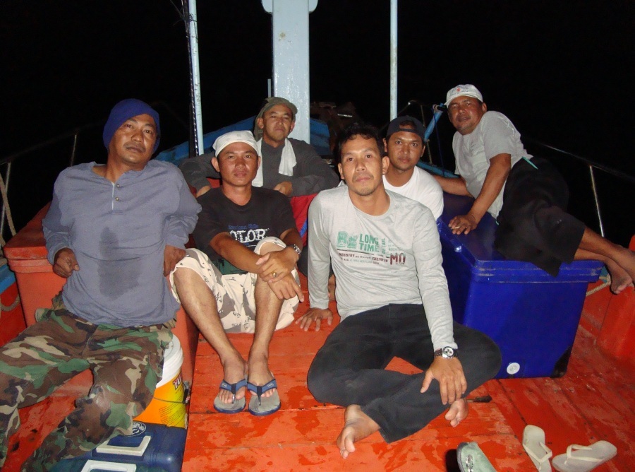 ลงเรือกันพร้อมแล้วออกเดินทางได้