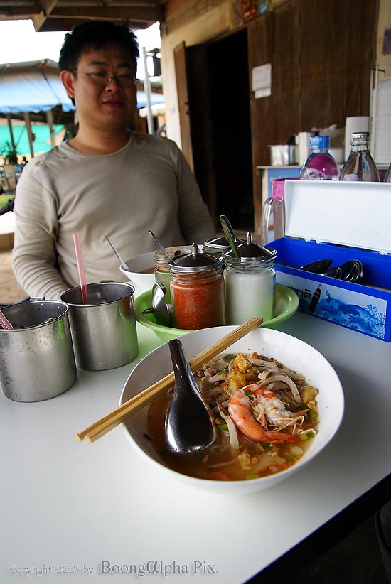 คงต้องขอลาไปด้วย.....ก๋วยเตี๋ยวไข่....ของดีของเด็ดหลังโรงแรมป๋าอ๊อดล่ะคับ......  :umh: :love: :love: