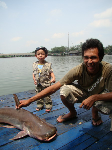 เอ้า.........น้า หลาน หันมาเก๊กหล่อหน่อยเร็ววววว............  1 ... 2...3  แช๊ะ :laughing: :laughing