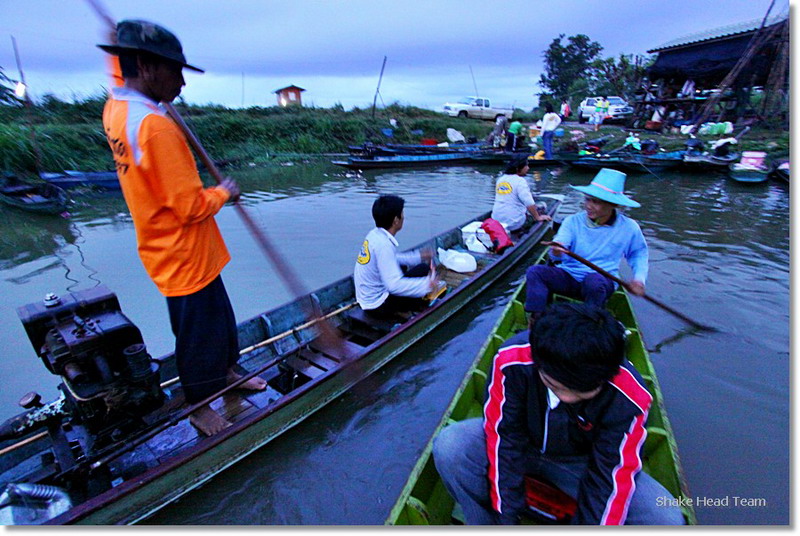                                                                   ลงเรือกันตั้งแต่เช้าตรู่ครับผม กำล