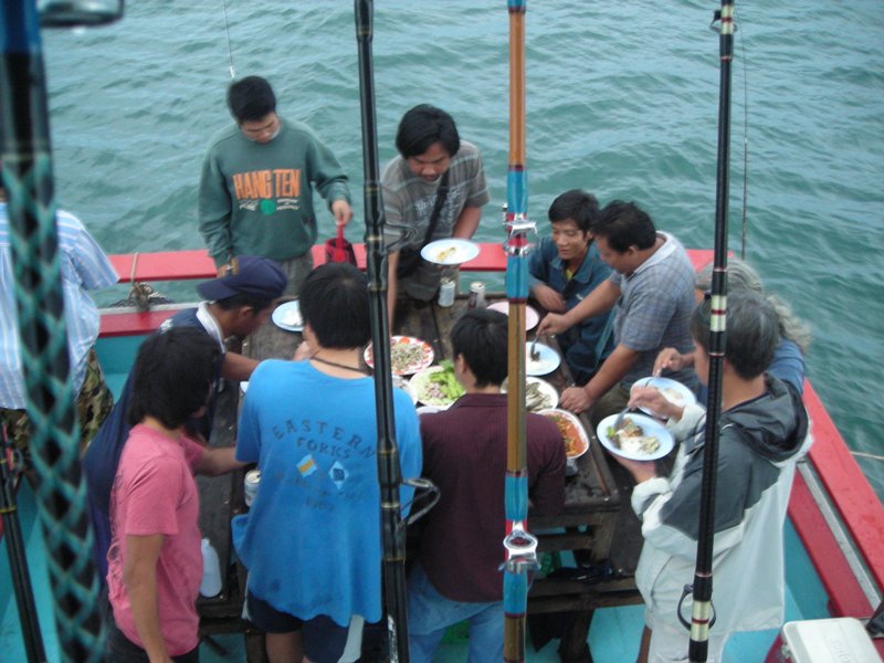 	เมื่อเราออกเรือไปรอไดน์หมึก และไต๋วุฒิทำอาหารมื้อเย็นกินกันอิ่มหนำสำราญกัน คุณเดช-คุณขจร ก็ลงมือเกี