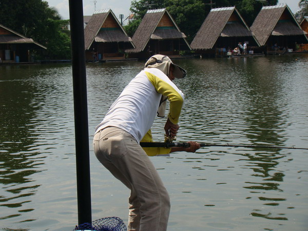 โห้...............ดูลีลาแชมป์เก่าซะก่อนนนน..................เท่ห์ซะ :cool: :cool: :cool: